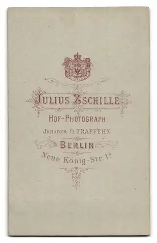 Fotografie Julius Zschille, Berlin, Soldat in Uniform mit höher Mütze und Säbel