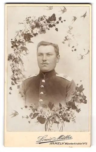 Fotografie louis Müller, Hameln, Soldat in Uniform Rgt. 164, im Passepartout