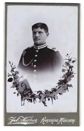 Fotografie Jul. Kistner, Karlsruhe-Mühlburg, Soldat in Gardeuniform mit Schützenschnur im Passepartout, Kaiser Wilhelm I