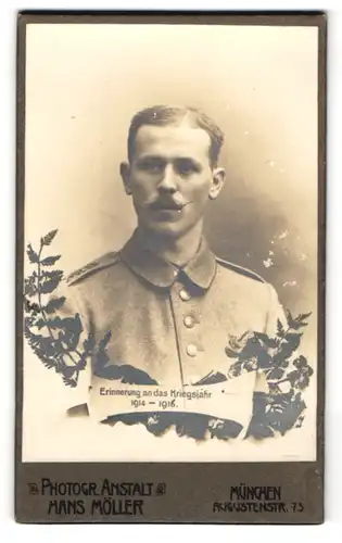 Fotografie Hans Möller, München, Soldat in Feldgrau Uniform, Passepartout  Erinnerung an das Kriegsjahr 1914-1916