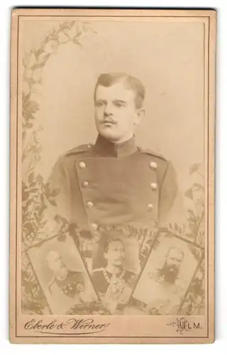 Fotografie Eberle & Werner, Ulm, Soldat in Uniform, Passepartout mit Kaiser Wilhelm I.