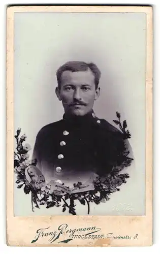 Fotografie Franz Bergmann, Ingolstadt, Soldat in Uniform Rgt. 3, Passepartout mit Prinzregent Luitpold v. Bayern