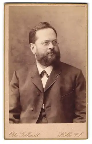Fotografie Otto Gebhardt, Halle / Saale, Portrait Prof. Dr. Wunder im Anzug mit Vollbart