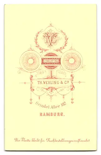 Fotografie Theodor Wehling & Co., Hamburg, Herr im Froteemantel mit Baskenmütze und Künstler Emblem an Brust