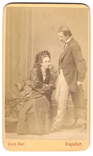 Fotografie Alois Beer, Klagenfurt, junge Frau und Mann im dunklen Kleid mit geflochtenen Haaren und im Anzug