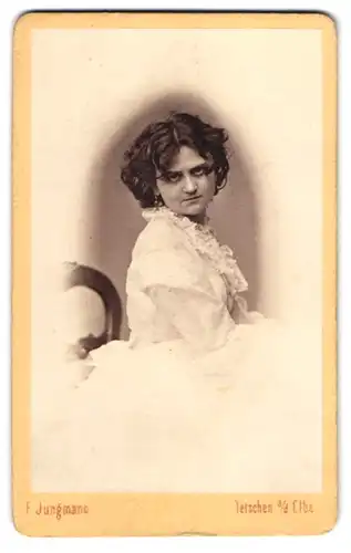 Fotografie F. Junghans, Tetschen a. d. Elbe, junge Frau Louise von Hildebrandt im weissen Kleid