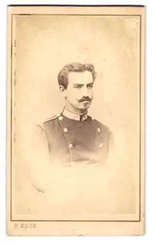 Fotografie G. Koch, Ludwigsburg, K.u.K. Soldat in Uniform mit drei Sternen am Kragen