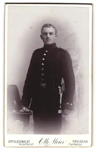 Fotografie Otto Meier, Dippoldiswalde, sächsischer Soldat in Uniform mit Pickelhaube Rosshaarbusch auf dem Tisch