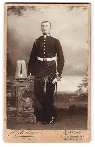 Fotografie Wilhelm Andauer, Potsdam, Soldat in Gardeuniform mit Schützenschnur nebst Pickelhaube Rosshaarbusch