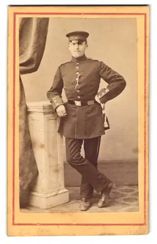 Fotografie Wilhelm Meyer, Wesel, Soldat in Uniform mit Bajonett und Portepee