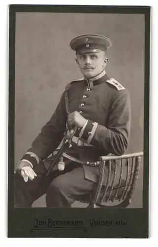 Fotografie Joh. Bornemann, Verden / Aller, Soldat in Uniform Art. Rgt. 26 mit Schützenschnur, Säbel