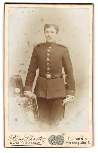 Fotografie Heinr. Schroeter, Dresden, sächsischer Soldat in Uniform nebst Pickelhaube mit Rosshaarbusch
