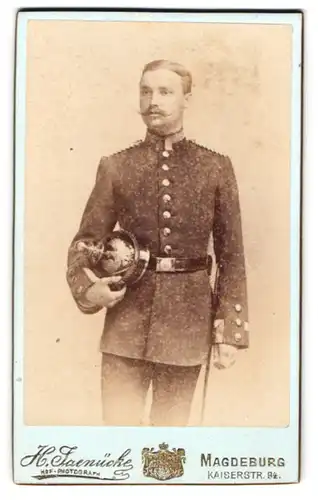 Fotografie H. Jaenücker, Magdeburg, Einjährig-Freiwilliger Uffz. in Uniform mit Pickelhaube Artillerie