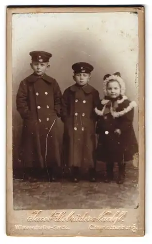 Fotografie Jacob Gebrüder Nachf., Berlin-Charlottenburg, zwei jung Knaben als Soldaten in Uniform Mantel nebst Schwester
