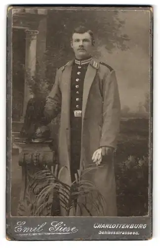 Fotografie Emil Giese, Berlin-Charlottenburg, Soldat in Gardeuniform mit Mantel, Pickelhaube Rosshaarbusch