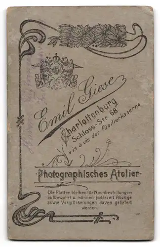 Fotografie Emil Giese, Berlin-Charlottenburg, Soldat in Gardeuniform mit Mantel, Pickelhaube Rosshaarbusch