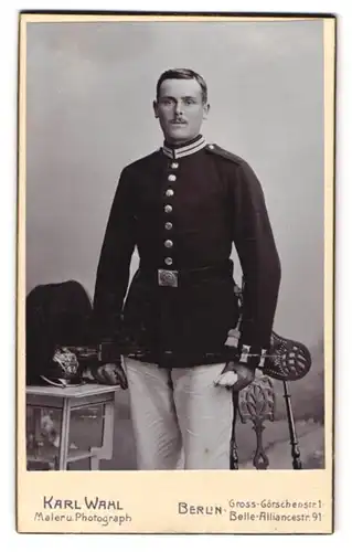 Fotografie Karl Wahl, Berlin, preussischer Soldat in Garde Uniform Eisenbahnregiment, Pickelhaube Rosshaarbusch