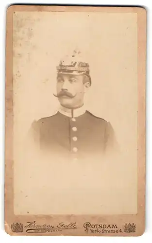 Fotografie Hermann Selle, Potsdam, preuss. Soldat A. Hardy in Garde Uniform mit Pickelhaube, 1892