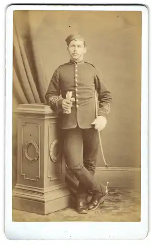 Fotografie Beales Bowser & Kennerell, Wisbech, englischer Soldat in Uniform mit Sporen und Gerte unterm Arm