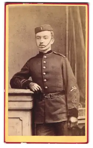 Fotografie Liverpool & London Photog. Co., Liverpool, englischer Soldat in Uniform Rgt. 1 mit Ärmelabzeichen