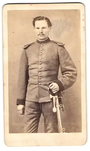 Fotografie Leonhard Huhn, Würzburg, Soldat in Uniform Rgt. 76 mit Epauletten und Säbel