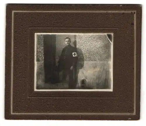 Fotografie unbekannter Fotograf und Ort, Soldat in Uniform Rotkreuz Sanitäter mit Armbinde