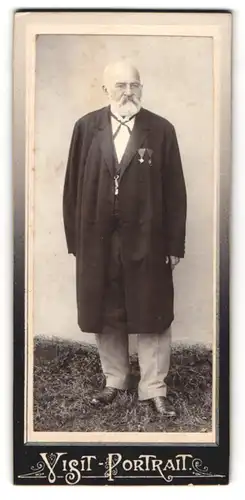 Fotografie Josef Hnizdil, Rokycany, älterer Veteran im Mantel mit Orden an der Brust, 1913