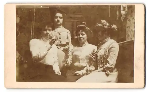Fotografie unbekannter Fotograf und Ort, vier junge Damen beim Weiberklatsch mit Weingläsern