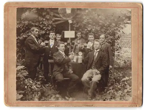 Fotografie unbekannter Fotograf und Ort, Moritz Reichardt und Freunde der Turnerriege beim Umtrunk Schwarzbier, 1900