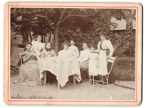 Fotografie unbekannter Fotograf und Ort, Damen Kaffeeklatsch im Garten, 1899