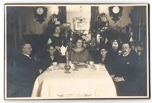 Fotografie unbekannter Fotograf und Ort, Familie Kefl am Kaffeetisch in Charlottenburg mit Hausmädchen