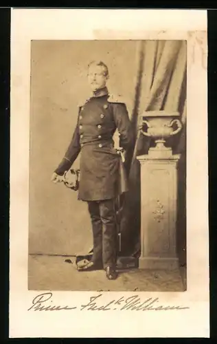 Fotografie Kaiser Friedrich III. von Preussen in Uniform mit Pickelhaube um 1865