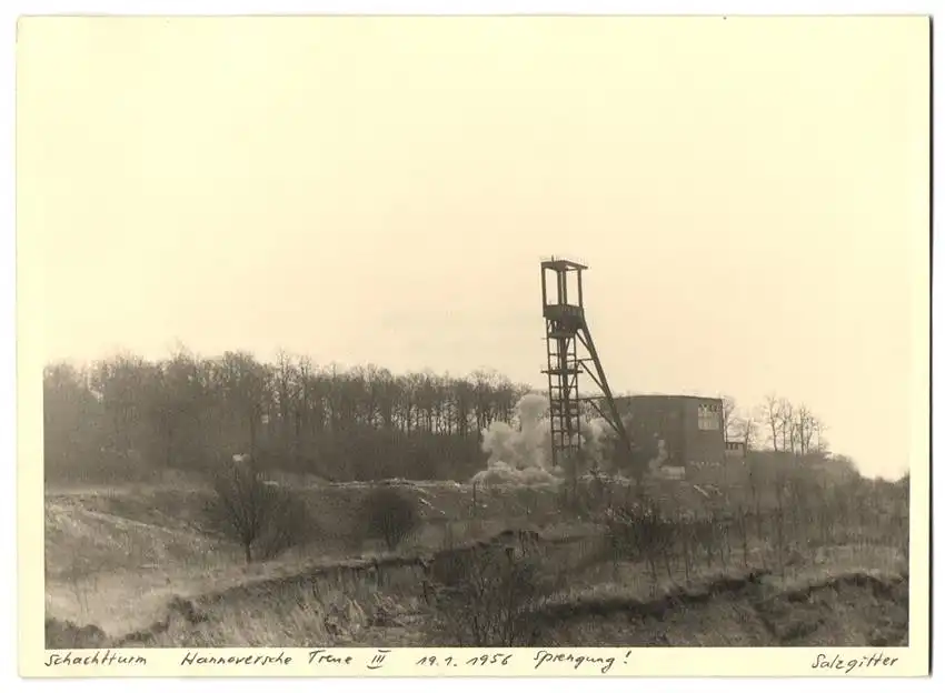 3 Fotografien Erzbergbau Salzgitter AG, Ansicht Salzgitter, Sprengung des Schachtturm Hannoversche Treue III. 1956 0