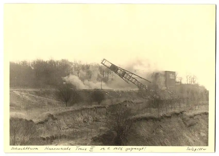 3 Fotografien Erzbergbau Salzgitter AG, Ansicht Salzgitter, Sprengung des Schachtturm Hannoversche Treue III. 1956 1
