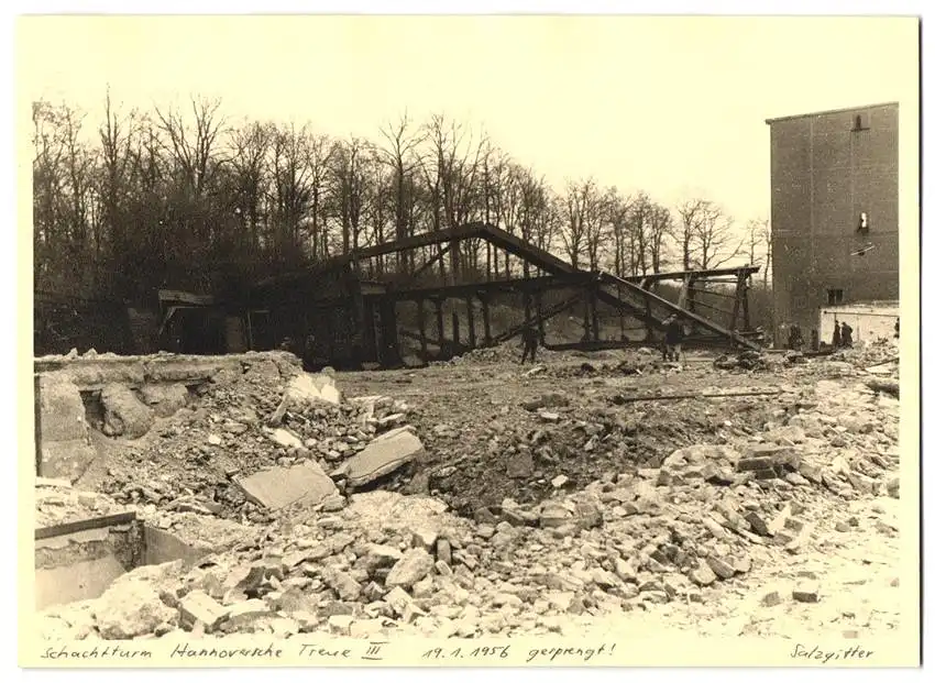 3 Fotografien Erzbergbau Salzgitter AG, Ansicht Salzgitter, Sprengung des Schachtturm Hannoversche Treue III. 1956 2