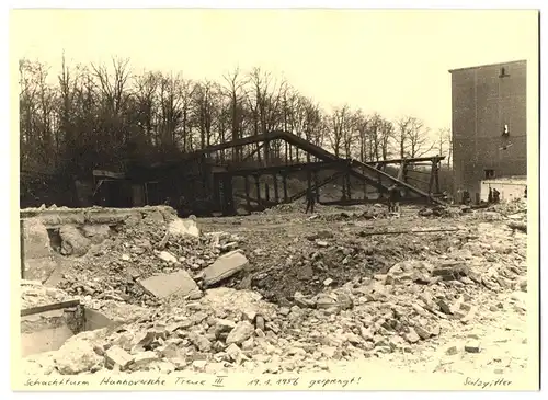 3 Fotografien Erzbergbau Salzgitter AG, Ansicht Salzgitter, Sprengung des Schachtturm Hannoversche Treue III. 1956