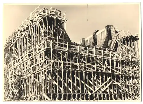 Fotografie Erzbergbau Salzgitter AG, Ansicht Salzgitter-Ohlendorf, Schalungsgerüst am Roherzbunker beim Bau