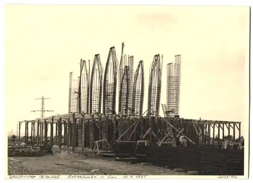 Fotografie Erzbergbau Salzgitter AG, Ansicht Salzgitter-Ohlendorf, Stützen und Eisengestell des Roherzbunker im Bau