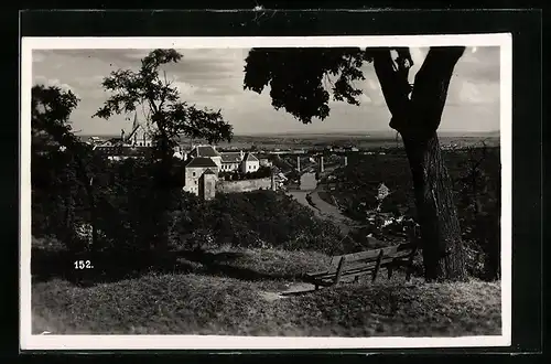 AK Znaim, Feldpartie mit Blick zum Ort