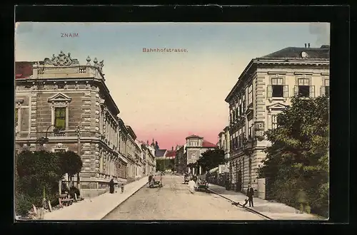 AK Znaim, Bahnhofstrasse mit Passanten