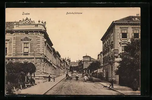 AK Znaim, Bahnhofstrasse mit Passanten