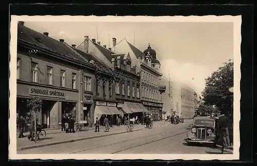 AK Göding / Hodonin, Strassenansicht mit Sparkasse, Auto