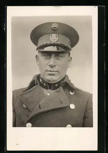 AK Österreichischer Offizier in Uniform mit Mantel