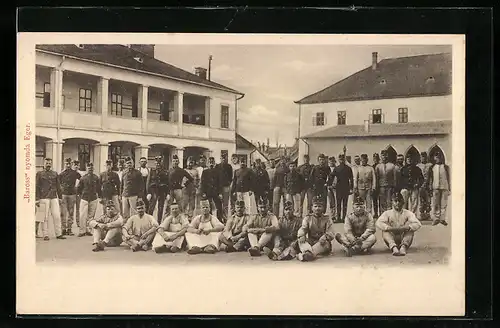 AK Österreichische Soldaten in Uniform in einem Hof