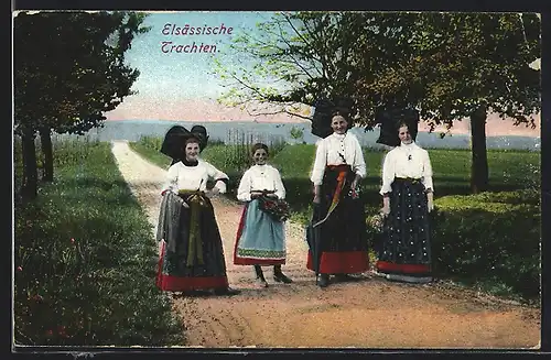 AK Vier Frauen auf einem Feldweg in elsässischer Tracht