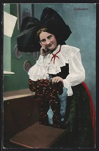 AK Junge Elsässerin mit verschmitztem Lächeln und in Tracht