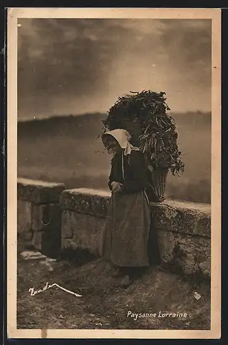 AK Paysanne Lorraine, Lothringerin in Tracht und mit prall gefüllter Kiepe