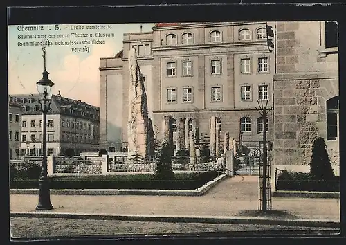 AK Chemnitz i. S., Uralte versteinerte Baumstämme am neuen Theater und Museum