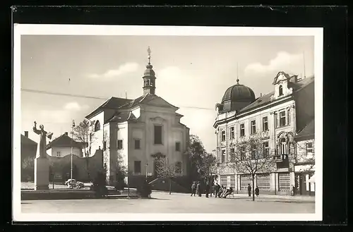 AK Benesov, Strassenpartie mit Denkmal und Kirche