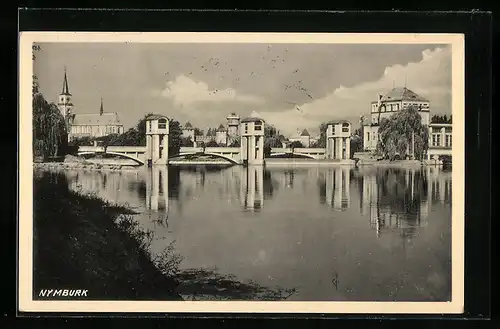 AK Nymburk, Flusspartie mit Brücke und Stadtansicht